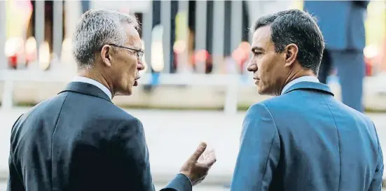  ?? Juan Carlos Hidalgo / EFE / ARCHIVO ?? El secretario general de la OTAN, Jens Stoltenber­g, conversa con el presidente Pedro Sánchez, el pasado 30 de mayo, en Madrid