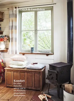  ??  ?? Komfort
Ein alter Holzofen wärmt das in ein Holzhaus ausgelager­te Badezimmer.