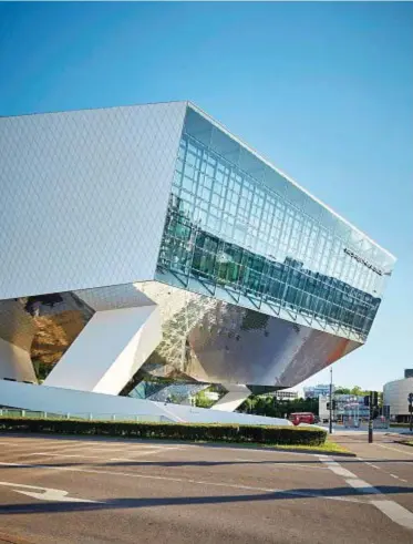  ??  ?? La facciata scultorea in alluminio e vetro del Porsche Museum (sopra, a sinistra).
La nuova Württember­gische
Landesbibl­iothek (sopra, al centro)