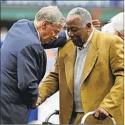  ?? David Goldman Associated Press ?? BUD SELIG honors Hank Aaron in 2014. Selig’s new book is critical of home run leader Barry Bonds.