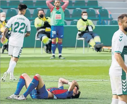  ?? FOTO: EFE ?? Los jugadores el Eibar, abatidos tras la dolorosa derrota sufrida en Elche (1-0) ante un rival directo en la lucha por la permanenci­a