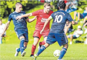  ?? FOTO: JOSEF KOPF ?? Manuel Schlude (Mitte) trifft mit dem TSV Ratzenried auf den SV Maierhöfen-Grünenbach.