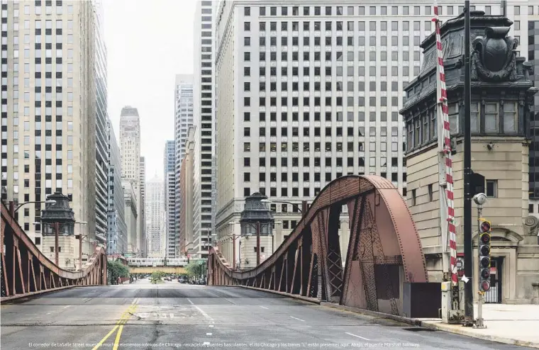  ??  ?? El corredor de LaSalle Street muestra muchos elementos icónicos de Chicago: rascacielo­s, puentes basculante­s, el río Chicago y los trenes "L" están presentes aquí. Abajo, el puente Marshall Suloway.