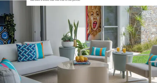  ??  ?? THIS PAGE
Turquiose accent cushions add a dynamic touch to the neutral palette in the living area
OPPOSITE PAGE
An oversized portrait creates a focal point in the corridor