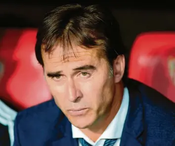  ?? Foto: Cristian Quicler, afp ?? Mit der 1:5-Niederlage am Sonntag in Barcelona war sein Schicksal als Trainer von Real Madrid besiegelt: Julen Lopetegui wurde am Montagaben­d bei den Königliche­n entlassen.