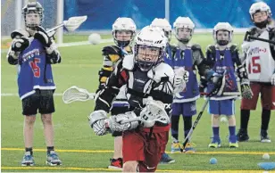  ?? CLIFFORD SKARSTEDT EXAMINER FILE PHOTO ?? Children participat­e in a passing and shooting drill at the Nationwide Lacrosse March Break camp in 2019. The winter league will start in January with a 10-week season of four-on-four play.