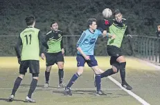  ?? FOTO: W.KAISER ?? Anraths Vollstreck­er Selcuk Demir (Nr. 11) ist bei diesem Kopfballdu­ell zwischen Marcel Brunenberg (blaues Trikot) und Sven Schmitz (rechts) nur Zuschauer.