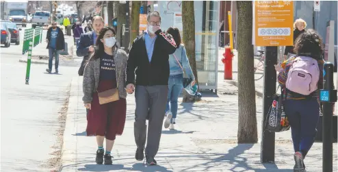  ?? Ryan Remiorz / the cana dian press ?? People head outdoors for a walk in Montreal on Tuesday, when Quebec Premier François Legault
said more sectors will be reopened in the province over the next few weeks.