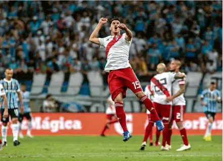  ?? Jeferson Guareze/Agif/Folhapress ?? Jogadores do River comemoram vitória sobre o Grêmio em Porto Alegre