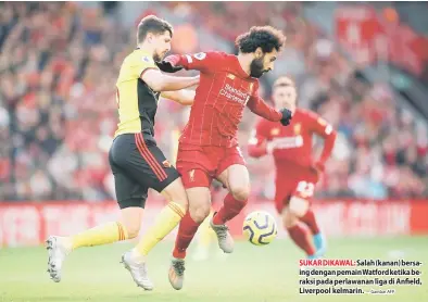  ?? — Gambar AFP ?? SUKAR DIKAWAL: Salah (kanan) bersaing dengan pemain Watford ketika beraksi pada perlawanan liga di Anfield, Liverpool kelmarin.