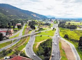  ??  ?? Además de la señalizaci­ón, habrá guías para las rutas alternas para ingresar a Bogotá o Chía.