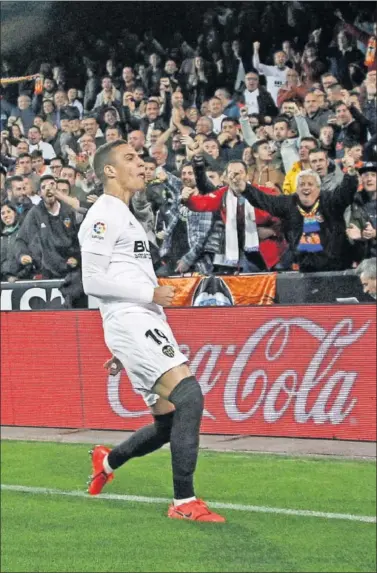  ??  ?? ALEGRÍA. Rodrigo festeja con la grada el golazo que marcó e inició el camino del triunfo del Valencia.