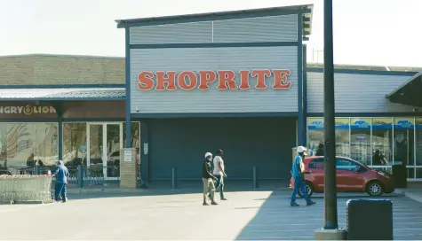  ?? Picture:
Nigel Sibanda ?? Shoprite closed to customers at Freedom Park in Johannesbu­rg yesterday, after some cashiers and admin staff tested positive for Covid-19.