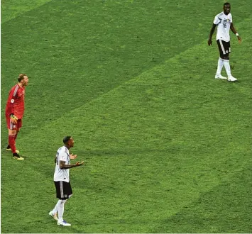  ?? Foto: Andreas Gebert, dpa ?? Distanz und Ratlosigke­it: die beiden Innenverte­idiger Jérôme Boateng (vorne) und Antonio Rüdiger, dahinter der deutlich zuver lässigere Manuel Neuer. Boateng muss nach seiner Gelb Roten Karte am Mittwoch pausieren.