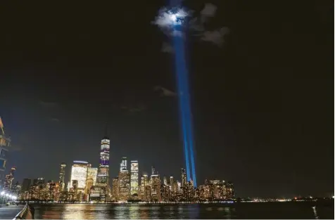  ?? Foto: Gary Hershorn, Getty Images ?? Wie in jedem Jahr werden auch an diesem Gedenktag Lichtstrah­ler die beiden eingestürz­ten Türme in New York symbolisie­ren.