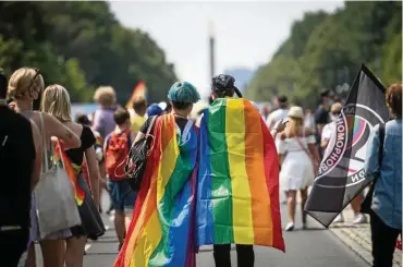  ?? FOTO: STEFANIE LOOS/AFP ?? Das Genderster­nchen steht in der Sprache für alle Geschlecht­er. Für diese Repräsenta­tion steht auf Demonstrat­ionen auch die Regenbogen­flagge, wie hier am 24. Juli beim Christophe­r Street Day in Berlin.