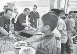  ?? — Gambar Bernama ?? DIKONGSI BERSAMA: Setia Mohamad (kiri) menjamu makanan kepada penghuni Kompleks Anak-Anak Asnaf Lembaga Zakat Selangor (LZS) Bait Al-Hasanah pada Program Korban Perdana 2017 dan Journey To Jannah Bersama Pembayar Zakat sempena sambutan Hari Raya...