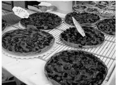  ??  ?? Les ventes de tartes aux prunes auront lieu toute la journée au profit de la mucoviscid­ose. (Photo d’archive)