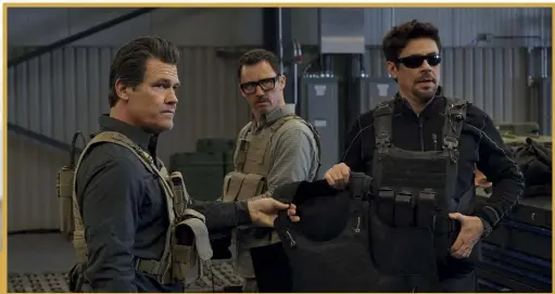  ??  ?? Männerrund­e: Matt Graver (Josh Brolin), Steve Forsing (Jeffrey Donavan) und Alejandro (Benicio Del Toro) machen jeweils eine gute Figur. Emily Blunts Rolle fehlt allerdings trotzdem