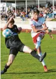  ?? Foto: Roland Futhmair ?? Schon nach vier Minuten brachte Timo Leitner (rechts) den TSV Buch im Heim‐ spiel gegen den TSV Deizisau auf die Sie‐ gerstraße.