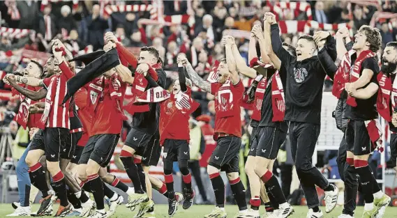  ?? FOtO: EFE ?? Los leones, con el hijo de Muniain haciendo piña como uno más, celebran el pase a la final