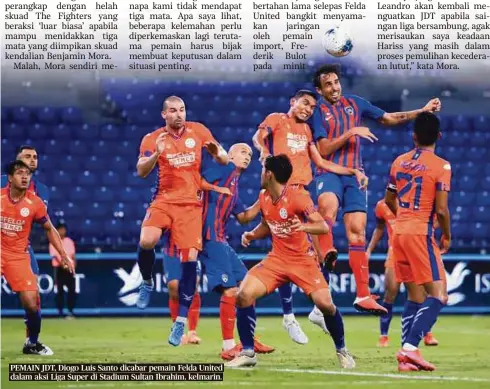  ??  ?? PEMAIN JDT, Diogo Luis Santo dicabar pemain Felda United dalam aksi Liga Super di Stadium Sultan Ibrahim, kelmarin.