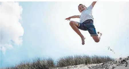  ?? ?? Die Sommerferi­en sollen in vollen Zügen genossen werden, das schließt aber eine gute Vorbereitu­ng auf das neue Schuljahr nicht aus