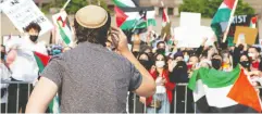  ?? CHRIS YOUNG / THE CANADIAN PRESS FILES ?? A pro-israeli supporter in Toronto gestures toward pro-palestinia­n supporters at a demonstrat­ion in May
against violence in Gaza.