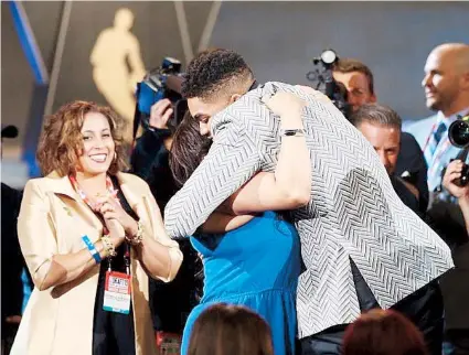  ??  ?? Karl-Anthony Towns se abraza a su madre al ser selecciona­do en el primer turno por Minnesota.