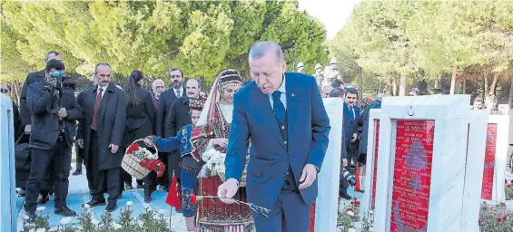  ?? EFE ?? Homenaje. El presidente de Turquía, Tayyip Erdogan, el sábado durante un homenaje a los caídos en Gallipoli, en la Primera Guerra Mundial.