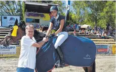  ?? FOTO: KLAUS EICHLER ?? Klaus Wirth gratuliert Verena-Annabell Hartmaier zum Sieg im S-Springen beim Tettnanger Turnier.