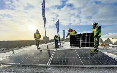  ?? Archivfoto: Solarwatt ?? Installati­on auf dem Dach: Solarwatt Dresden hat Module auf dem Olympiasta­dion Berlin und kauft Handwerksb­etriebe.
