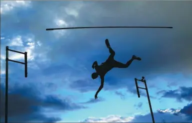  ?? SCOTT BARBOUR/ GETTY IMAGES ?? Adam Hague of England knocks the bar as he competes in the men’s pole vault during the Nitro Athletics Series in Melbourne, Australia.