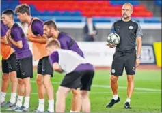  ??  ?? Pep Guardiola, durante un entrenamie­nto del City.