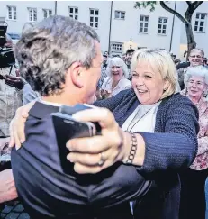  ?? RP-FOTO: ANDREAS ENDERMANN ?? Ministerpr­äsidentin Hannelore Kraft gratuliert Thomas Geisel am Abend der Stichwahl am 15. Juni zum fulminante­n Sieg.