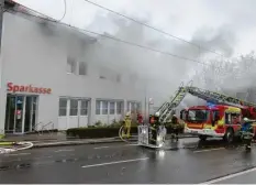  ?? Thomas Heckmann ?? Ein Kurzschlus­s führte hier zum Brand. Rund 500 000 Euro Schaden entstanden am Donnerstag bei einem Brand in Ulm.