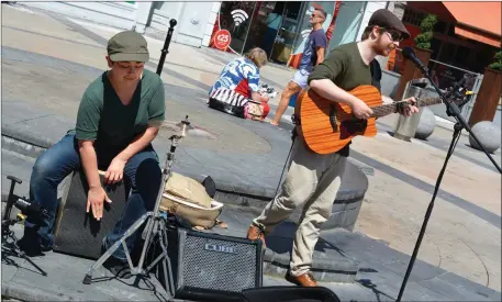  ?? All photos by Fergus Dennehy. ?? Liam and Melonie Kelly brought a great buzz to the Square in Tralee last Thursday. Here, they are pictured performing at the inaugural Tralee Square Market that afternoon.