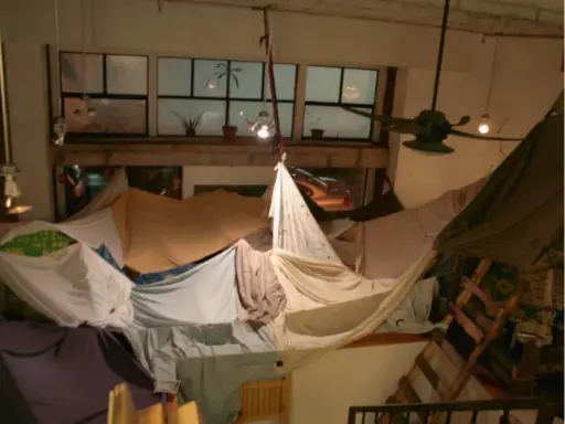  ??  ?? DAY-DREAMING SHELTER: Pillows and sheets are used to create a fort, which also creates an opportunit­y for parents to spend quality time with their kids.