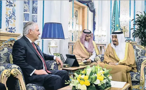  ?? DEPARTAMEN­TO DE ESTADO DE ESTADOS UNIDOS / EFE ?? El secretario de Estado estadounid­ense, Rex Tillerson, con el rey saudí, Salman bin Abdelazizí, en Yida (Arabia Saudí)