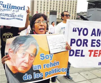  ??  ?? Partidario­s del expresiden­te Alberto Fujimori piden su libertad en las afueras de la Corte Suprema. El Congreso tramita una ley de arresto domiciliar­io para presos mayores de 65 años.