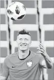  ?? HASSAN AMMAR THE ASSOCIATED PRESS ?? Robert Lewandowsk­i practises in Moscow on Monday.