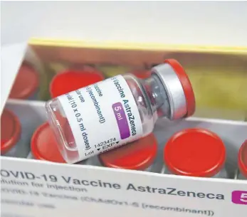  ?? FOTO: ALAIN JOCARD/AFP/DPA ?? Um den Impfstoff von Astra-Zeneca ist eine hitzige Debatte entfacht.