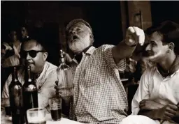  ??  ?? Hemingway in the Floridita bar in Havana