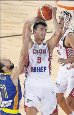  ??  ?? UNO DE LOS PELIGROS. Dario Saric, versatilid­ad croata.