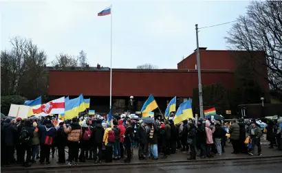  ?? ARKIVBILD: BJÖRN LARSSON ROSVALL ?? En demonstrat­ion ägde rum utanför det ryska konsulatet i Göteborg när Ryssland inledde den fullskalig­a invasionen av Ukraina i februari förra året.