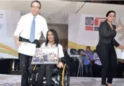  ??  ?? Certificad­o. El ministro de Educación, Andrés Navarro, entregó un certificad­o y una laptop a los estudiante­s, y prometió trabajar en la educación inclusiva.