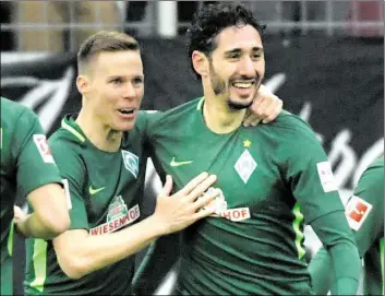  ?? DPA-BILD: PUCHNER ?? Niklas Moisander (links) freut sich mit Ishak Belfodil über dessen Tor zum 2:0 für Werder. Bremen machte in Augsburg einen großen Schritt in Richtung Klassenerh­alt.