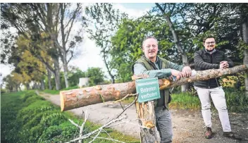  ?? FOTO: ANDREAS BRETZ ?? Jagdpächte­r Gerolf Blittersdo­rf (l.) hat in Himmelgeis­t mit Erlaubnis der Stadt die Holzschran­ken an den Stichwegen gebaut. Mit Cdu-ratsherr André Tischendor­f befindet er sich im engen Austausch.