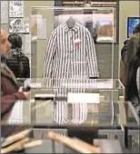  ?? Jesús Varillas, cortesía Musealia ?? Uno de los uniformes rescatados de Auschwitz. A la izquierda, barracón originario de uno de los subcampos. Arriba, el vagón original de la compañía alemana de trenes que llevaba a miles de judíos hasta Birkenau