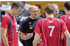  ?? FOTO: MAJERUS/IMAGO IMAGES ?? Der langjährig­e luxemburgi­sche Nationaltr­ainer Burkhard Disch (Mitte) ist neuer Cheftraine­r des Volleyball-Zweitligis­ten TV Bliesen.